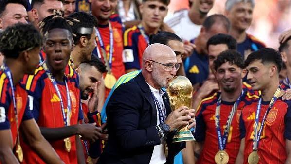 Foto : Pelatih Spanyol Luis de la Fuente mencium trofi Piala Dunia.